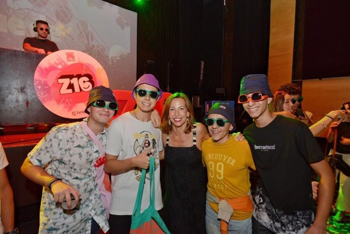 La alcaldesa de Zaragoza, Natalia Chueca, ha compartido la fiesta de fin de curso del programa de ocio juvenil Z16, que alcanza los 3.156 usuarios en la primera mitad del año.