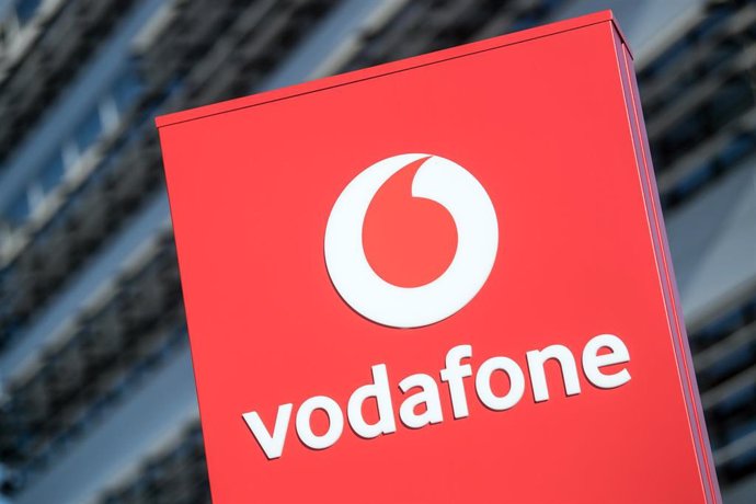 Archivo - Logo de Vodafone frente a la sede de la compañía en Alemania.