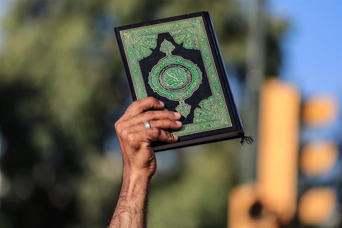 Un hombre protesta en Irak por la quema de un Corán durante una concentración en Estocolmo