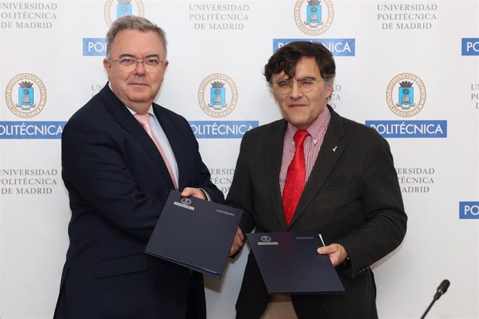 El rector de la Universidad Politécnica de Madrid, Guillermo Cisneros, y el vicepresidente ejecutivo de Fundación ONCE, Alberto Durán, durante la firma de un acuerdo de colaboración , a 30 de junio en Madrid.