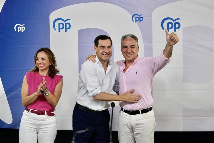 El presidente del PP-A, Juanma Moreno (c) acompaña al candidato número uno por la provincia al Congreso y coordinador general del PP, Elías Bendodo (d) y la presidenta provincial del PP de Málaga Patricia Navarro (i).