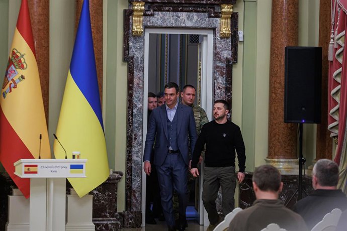 Archivo - El presidente del Gobierno de España, Pedro Sánchez (c), y el presidente de Ucrania, Volodimir Zelenski (1d), a su llegada al Palacio Mariinski, a 23 de febrero de 2023, en Kiev (Ucrania). Pedro Sánchez ha visitado hoy las huellas que ha dejad