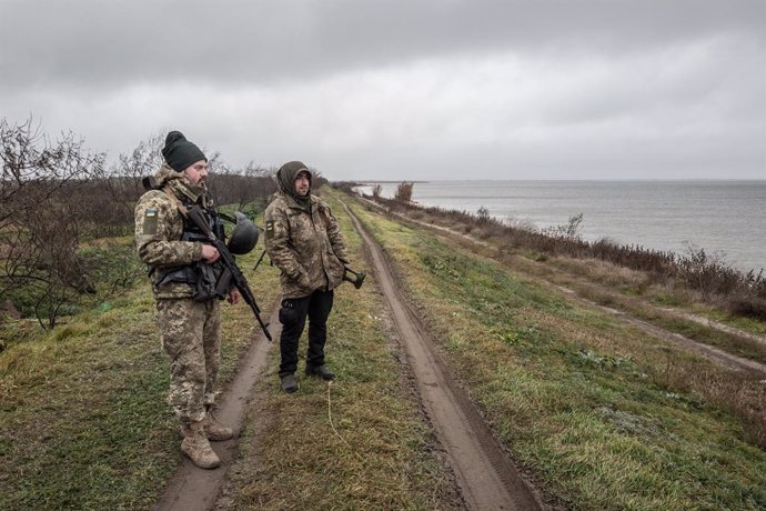 Archivo - November 29, 2022, Kherson, Ukraine: Two Ukrainian soldiers observe the banks of the Dnieper River in the Kherson region.