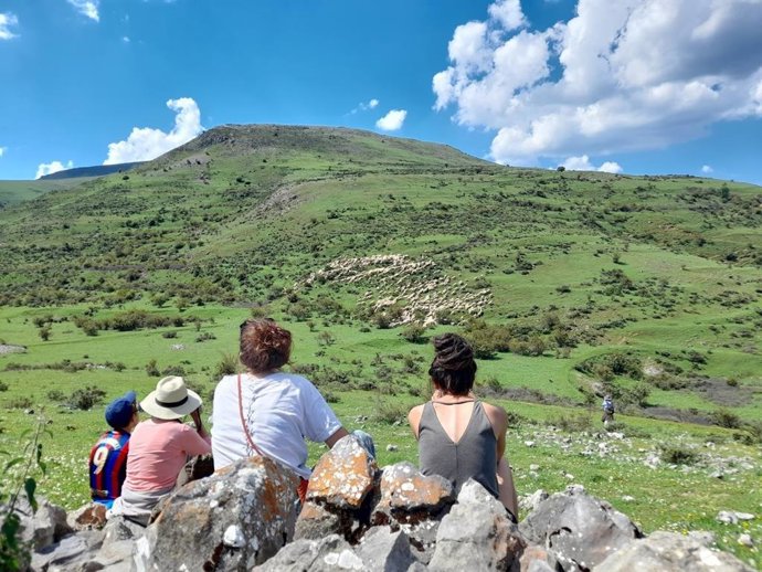 Una familia contempla los montes riojanos