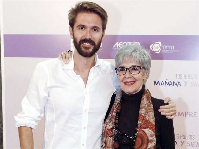 Archivo - Concha Velasco y su hijo Manuel, en una imagen de archivo