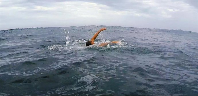 Una persona con problemas en el mar