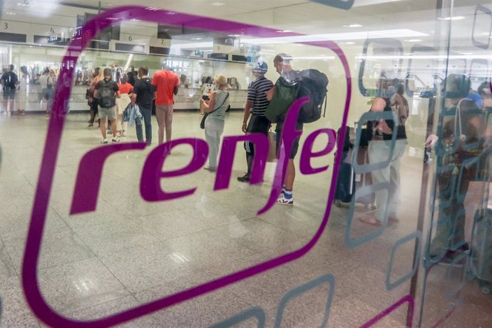 Archivo - Pasajeros esperan para ser atendidos, en la estación de Chamartín