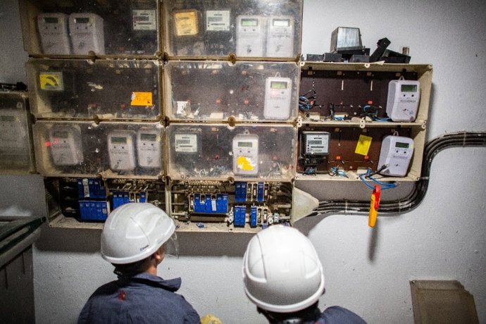 Archivo - Inspección de contadores por parte de técnicos de Endesa.