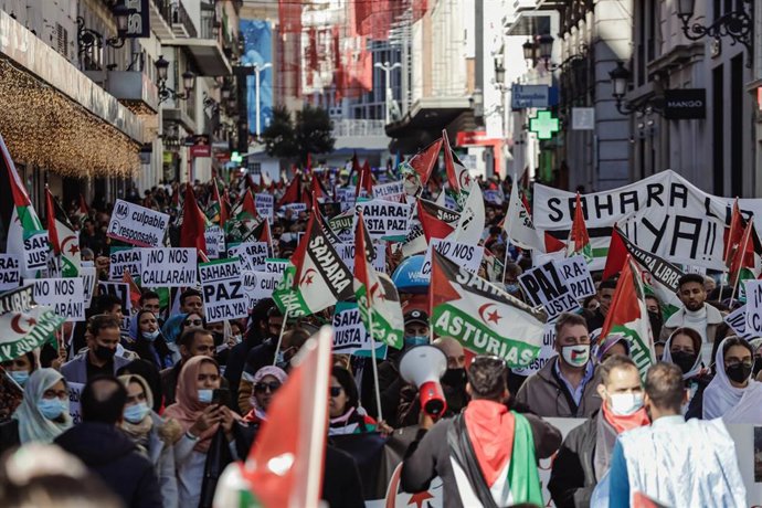 Archivo - Un grupo de personas participa con pancartas y banderas en una manifestación contra la violación de derechos en el Sáhara Occidental, a 13 de noviembre de 2021, en Madrid, (España). 