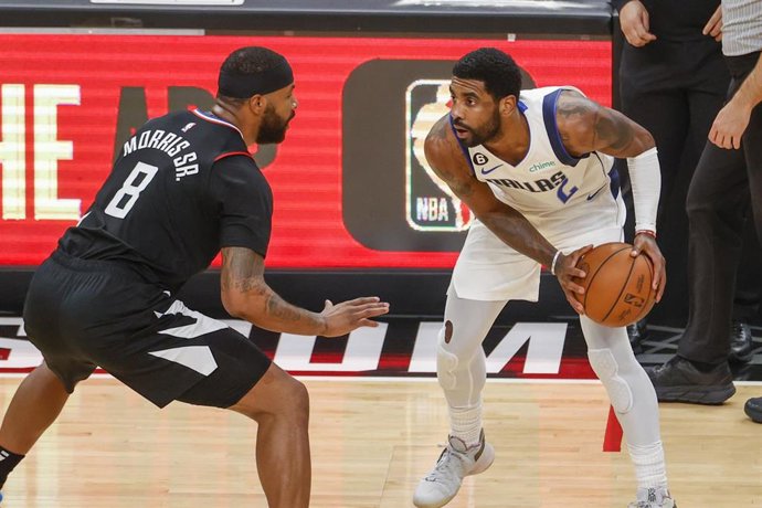 Archivo - Kyrie Irving frente a Marcus Morris en un Los Angeles Clippers-Dallas Mavericks de la NBA