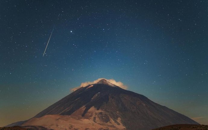 Archivo - Meteoro sobre el Teide