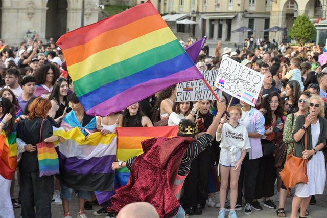 Varias personas durante una manifestación por el Día del Orgullo LGTBI+, este 28 de junio, en A Coruña