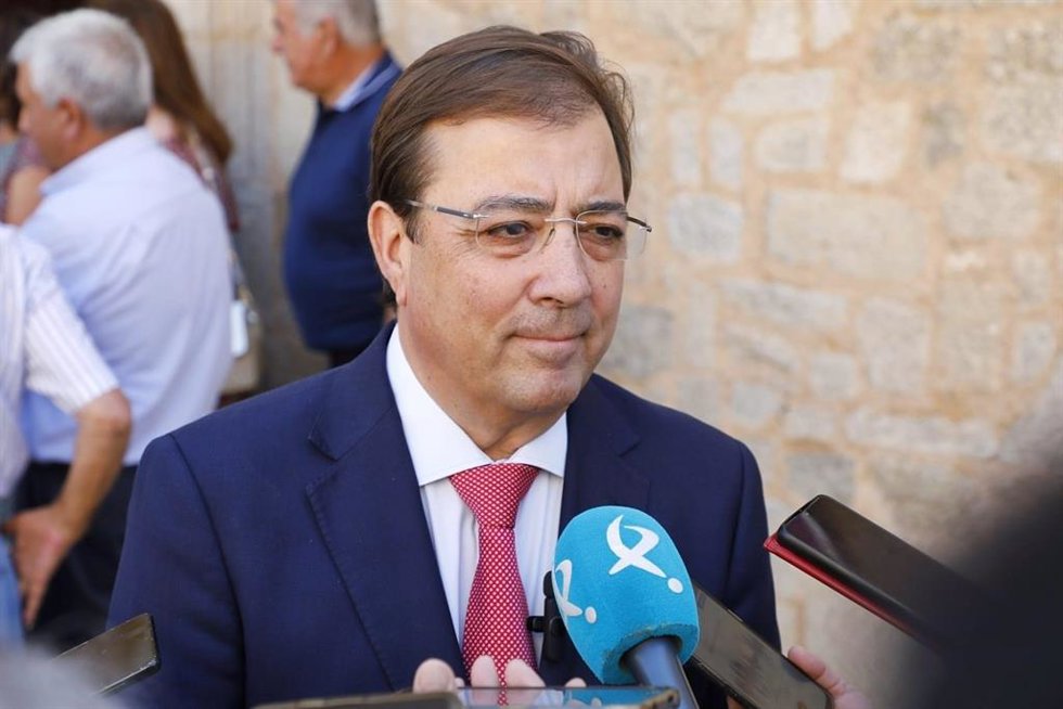 El presidente de la Junta de Extremadura en funciones, Guillermo Fernández Vara, atiende a los medios de comunicación en Cáceres.