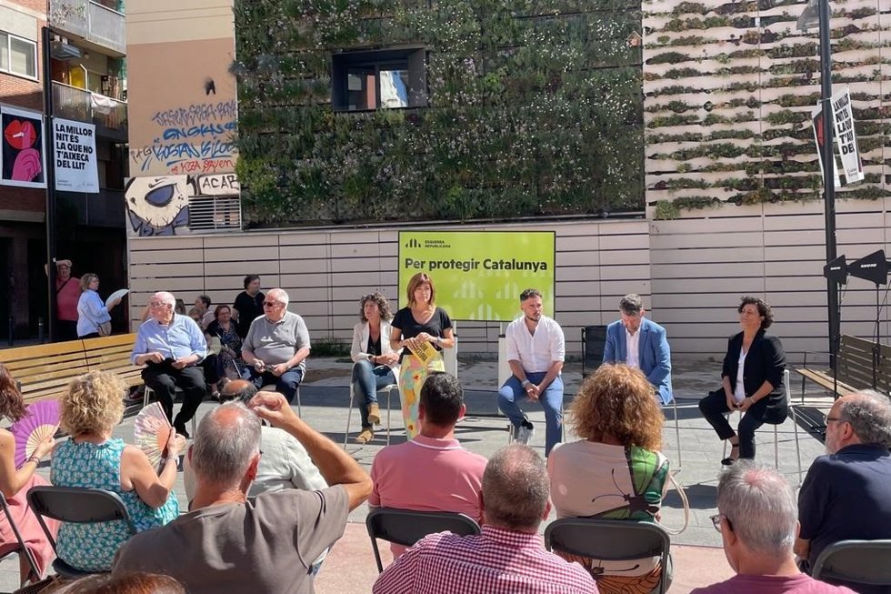 Elisenda Alamany junto a Ernest Maragall, Joan Queralt, Teresa Jord, Gabriel Rufián, Francesc-Marc Álvaro y Pilar Vallugera en el acto de presentación de la candidatura de ERC al 23J