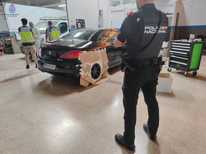 Detenida una pareja que arreglaba coches para luego venderlos utilizando trabajadores irregulares en Palma