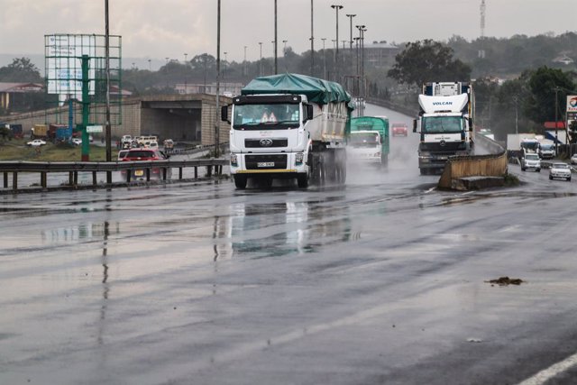 Archivo - December 26, 2022, Nakuru, Kenya: Vehicles are driven on a busy highway after a short rainfall in Nakuru Town. In January 2023, the price of fuel is expected to increase after the scrapping of fuel a subsidy scheme.