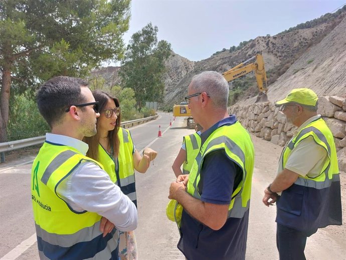 Cortes de carretera para la reparación de daños por desprendimientos en la A-348 en Rágol