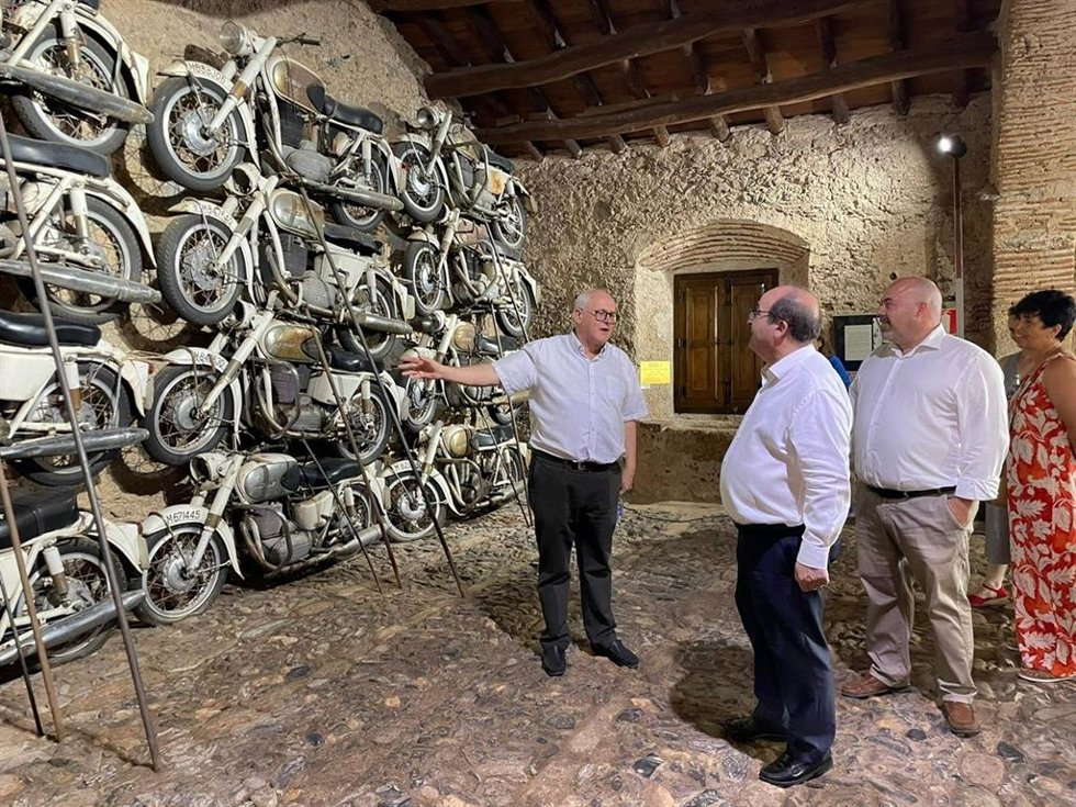 El ministro de Cultura y Deporte, Miquel Iceta, visita el Museo Vostell en Malpartida de Cáceres.