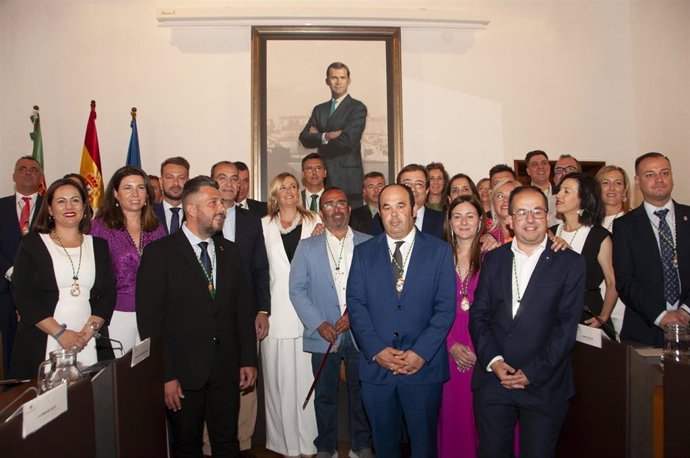 Diputados provinciales y autoridades tras la toma de posesión de Miguel Ángel Morales como presidente de la Diputación de Cáceres