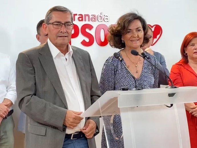 El secretario general del PSOE de Granada y cabeza de lista al Senado, Pepe Entrena, y la cabeza de lista al Congreso, Carmen Calvo