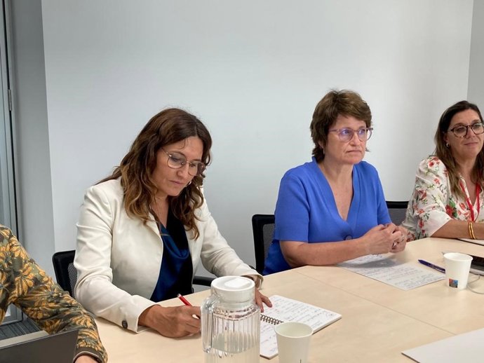 La consellera de Presidencia de la Generalitat, Laura Vilagr, junto a la consellera de Educación, Anna Simó