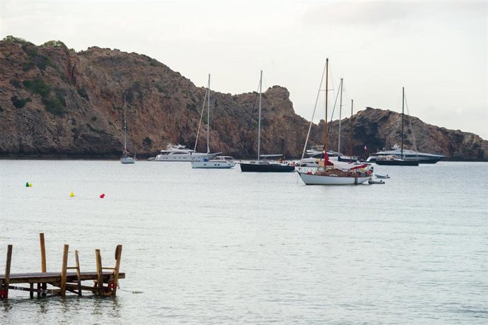 Archivo - Varios barcos fondeados frente a la playa de Cala Jondal (Ibiza). Archivo.