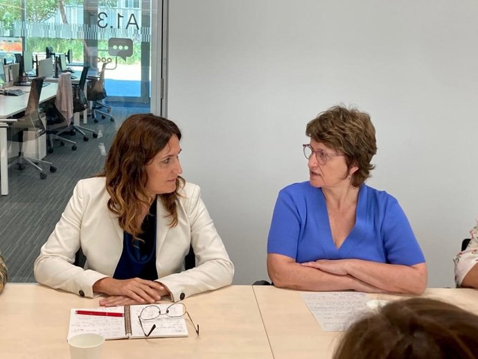 La consellera de Presidencia de la Generalitat, Laura Vilagr, junto a la consellera de Educación, Anna Simó