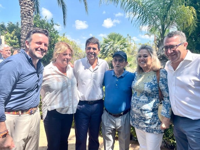 El presidente del PPCV, Carlos Mazón, en un encuentro con regantes en Elche (Alicante)