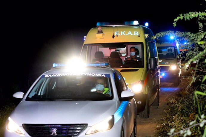 Archivo - Policía y una ambulancia en Grecia