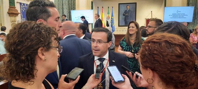 Miguel Ángel Gallardo atiende a los medios de comunicación.