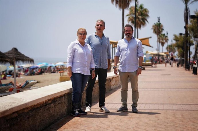 El coordinador general del PP y número uno al Congreso por el PP de Málaga, Elías Bendodo, (centro) en Fuengirola.