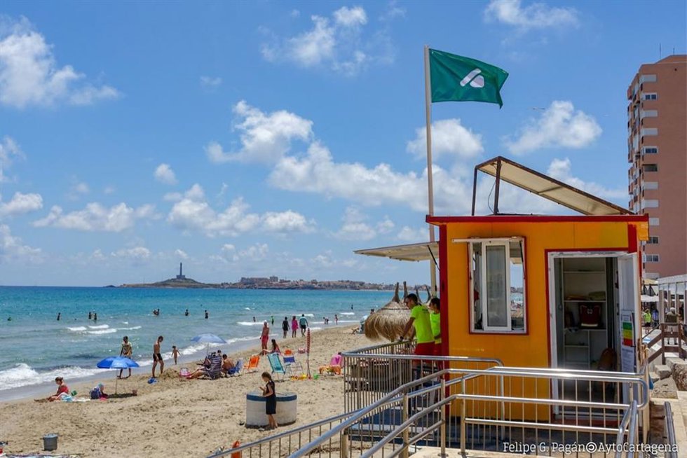 Socorristas en el puesto de Las Sirenas de La Manga este verano