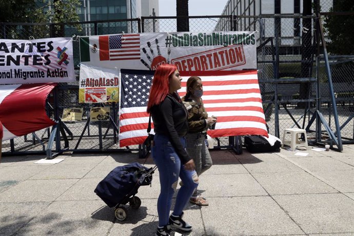 June 1, 2023, Mexico City, Mexico: Migrant groups protest and call for a boycott against the government and state of Florida, in the US; before the migratory policy that applies in your entity. Protesters place banners outside the US Embassy in Mexico Cit