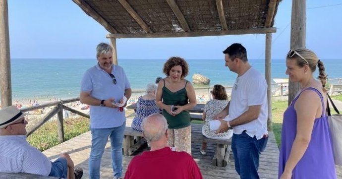 La candidata al Senado y secretaria general del PSOE de Huelva, María Eugenia Limón, en un reparto electoral en Matalascañas