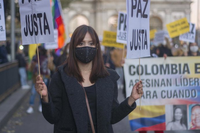 Archivo - November 21, 2020, Madrid, Madrid, Spain: Demonstration in the center of Madrid by Colombian citizens residing in Madrid ''Colombia fights for peace'' against the government of IvA??n Duque. Hundreds of people took to the streets to demand a 
