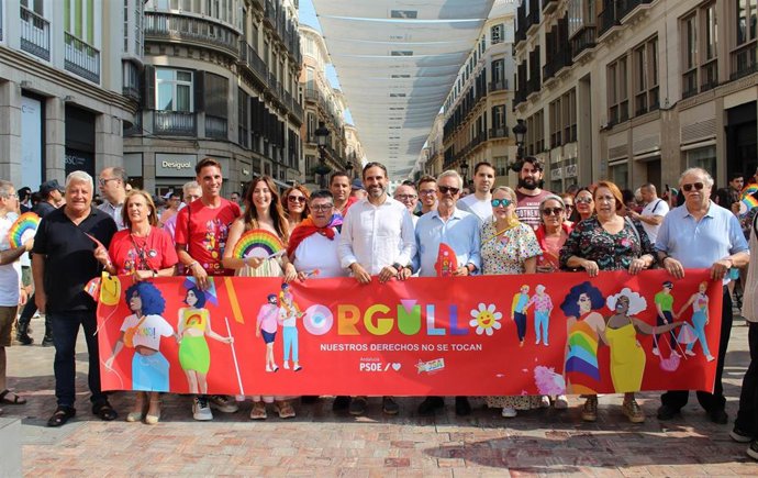 El secretario general del PSOE de Málaga, Daniel Pérez, junto a la delegación socialista en la manifestación por los derechos LGTBI en la capital malagueña.
