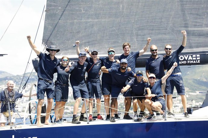 El 'Team JAJO' celebra una victoria en The Ocean Race.