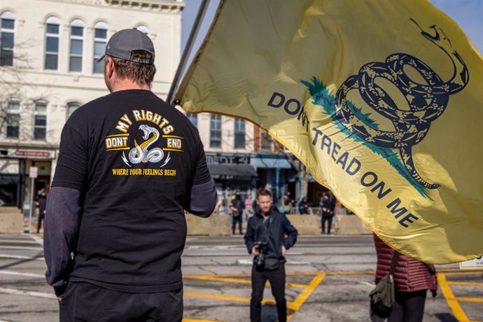 Archivo - April 1, 2023, Ohio, United States: CHARDON, OHIO - APRIL 1:  A man with Gadsden flag protests outside Element 41, a restaurant holding an 18-and-over drag brunch to raise money for a local church's safe space program on April 1, 2023 in Chard