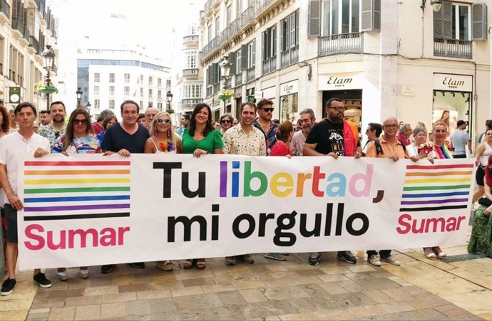 El candidato cabeza de lista de Sumar al Congreso por Málaga y coordinador general de IU Andalucía, Toni Valero, en la manifestación por los derechos LGTBI en Málaga.