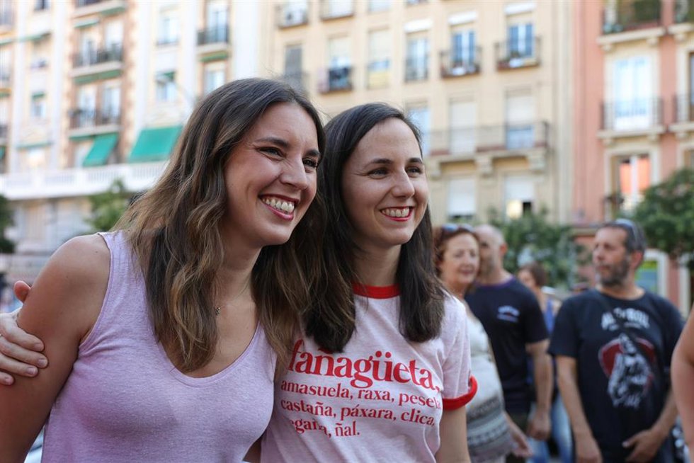 La ministra de Igualdad, Irene Montero (i) y la ministra de Derechos Sociales y Agenda 2030 y secretaria general de Unidas Podemos, Ione Belarra 
