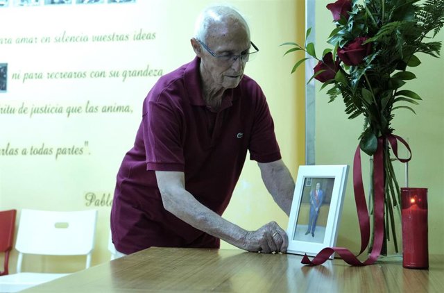 El féretro con los restos del alcalde de Zuera, Luis Zubieta, llegan a la Casa Consistorial de Zuera para ser velados.
