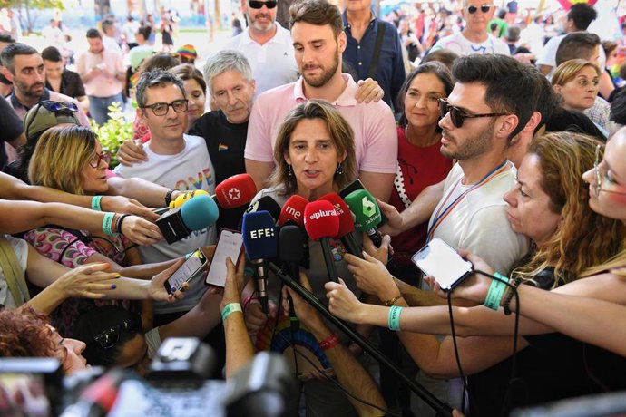 (I-D) La vicepresidenta tercera y ministra para la Transición Ecológica y Reto Demográfico, Teresa Ribera, ofrece declaraciones a los medios durante la manifestación del Orgullo LGTBI+ 2023, a 1 de julio de 2023, en Madrid (España). 