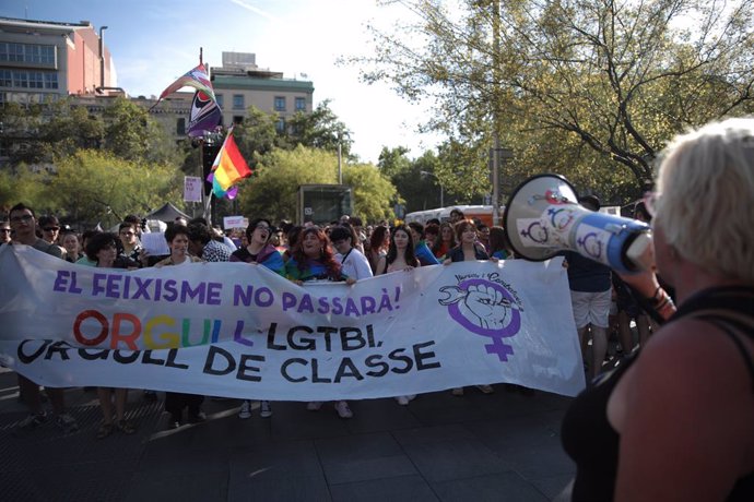 La manifestació de Barcelona per la defensa dels drets del collectiu LGTBI per l'Orgull 2023