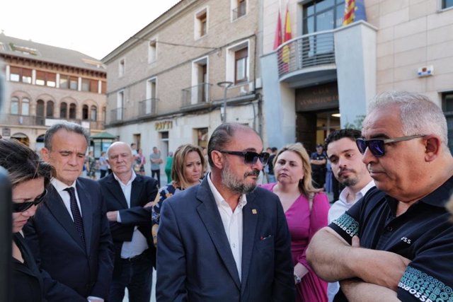 El secretario general del PSOE de Aragón, Javier Lambán (c), asiste a la capilla ardiente del alcalde de Zuera, Luis Zubieta.