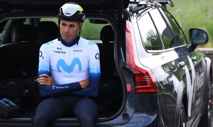 Enric Mas (Movistar Team), resignado tras una caída.