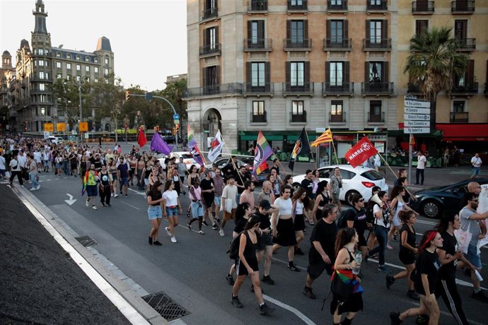 Los manifestantes dirigiéndose hacia el acto de Vox