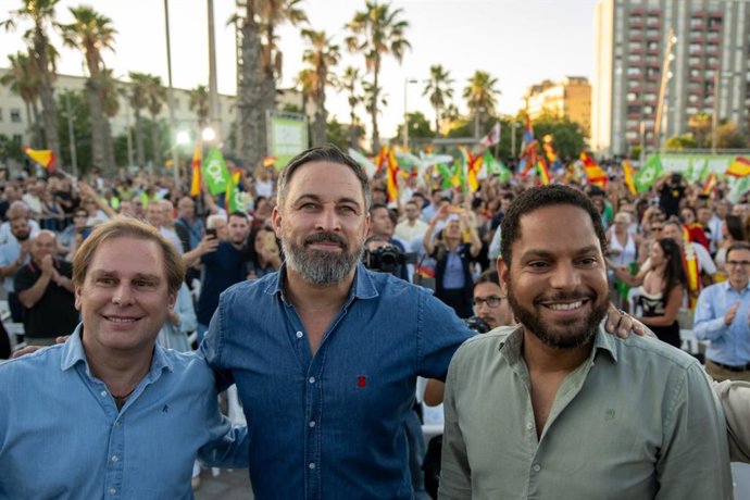Joan Garriga, Santiago Abascal i Ignacio Garriga en arribar a l'acte