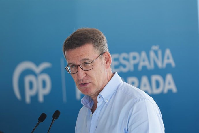 El presidente del Partido Popular, Alberto Núñez Feijóo, clausura un acto sectorial en Valencia sobre sanidad, a 27 de junio de 2023, en Valencia, Comunidad Valenciana (España). Durante el evento, hay una mesa redonda sobre salud mental y enfermedades r