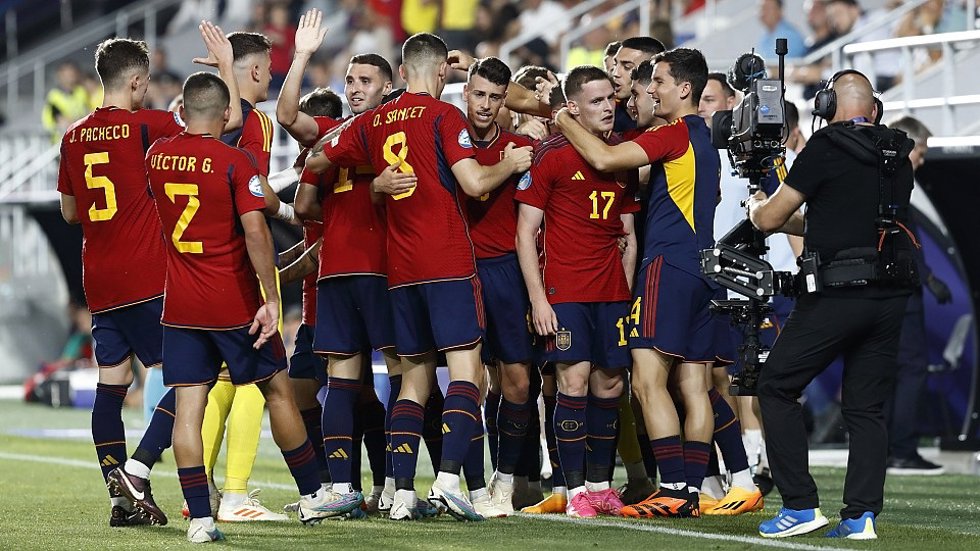 Sergio Gómez celebra un gol con la selección española sub-21.