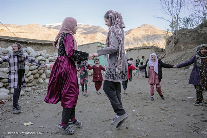 Unas niñas juegan en un espacio de UNICEF en la provincia de Badajshán, Afganistán